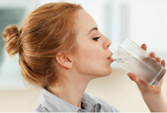 NHỮNG TÁC HẠI TỪ THÓI QUEN LƯỜI UỐNG NƯỚC
